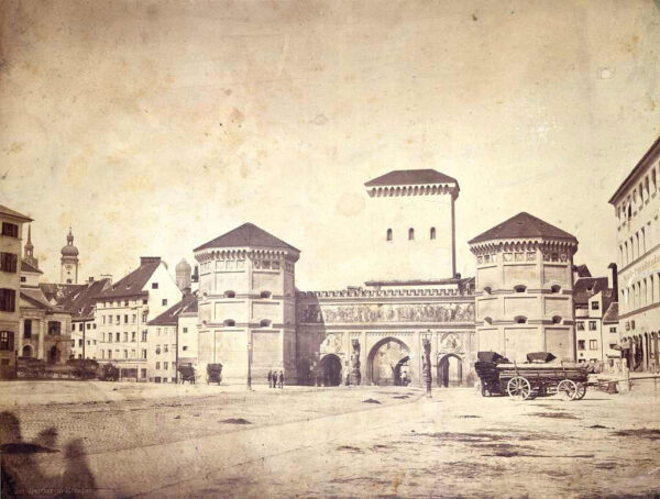 Fotografie eines mittelalterlichen Stadttoren nach neugotischer Restaurierung in München.